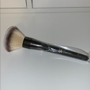 It cosmetics powder brush
